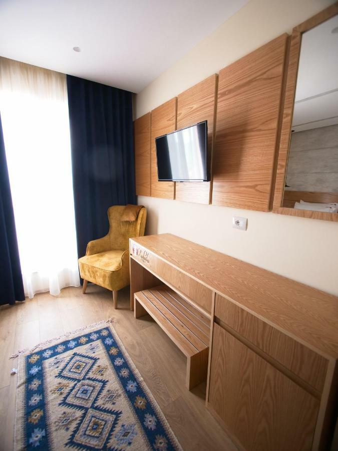 Lahuta Hotel *